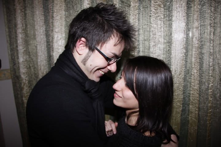 Alessio e Valeria che si baciano