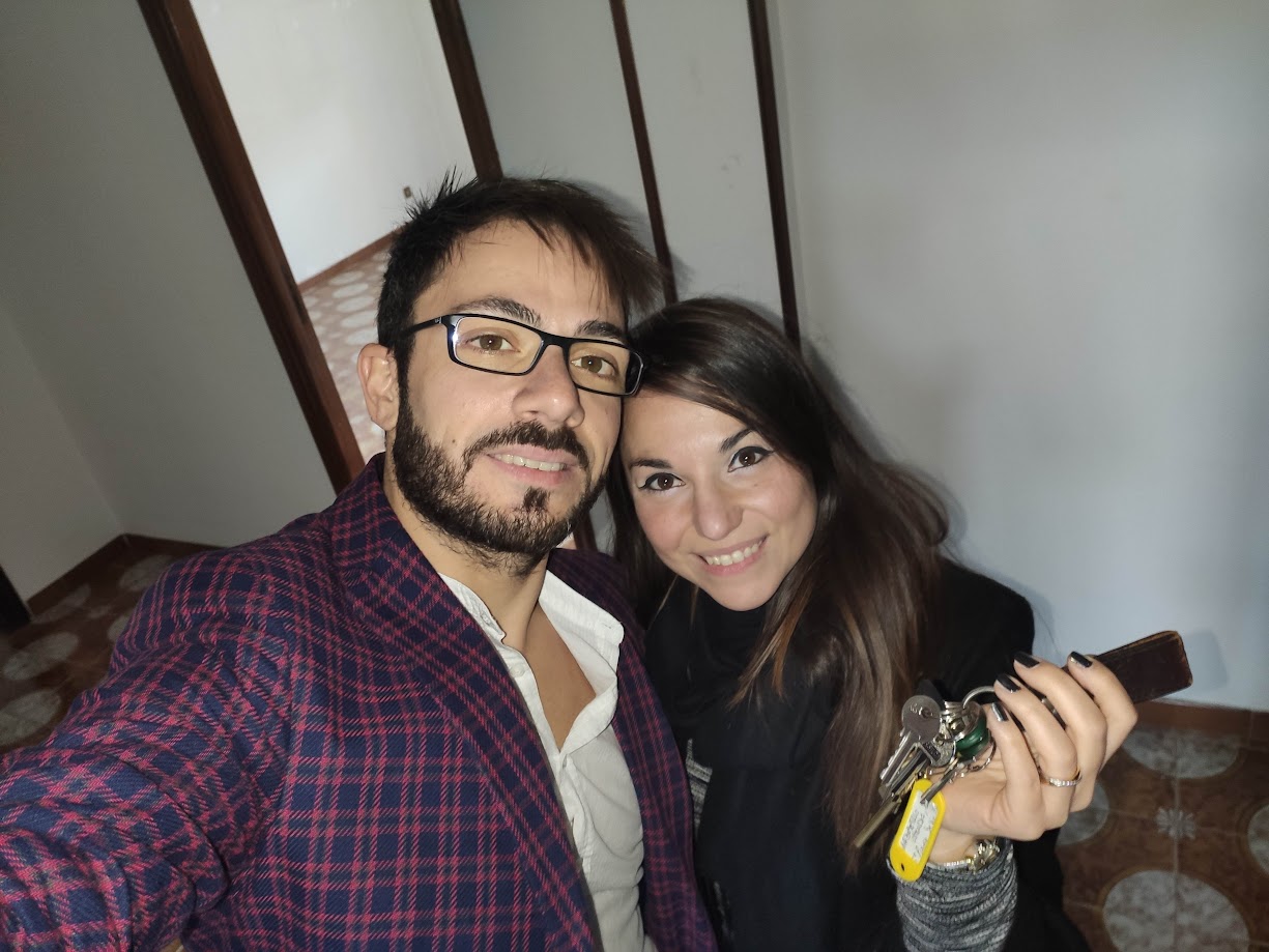 Alessio e Valeria con le chiavi della loro casa